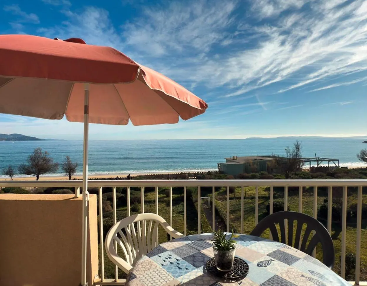 T2 Pied Dans L'Eau- Vue Mer- Proche Commerces Le Lavandou