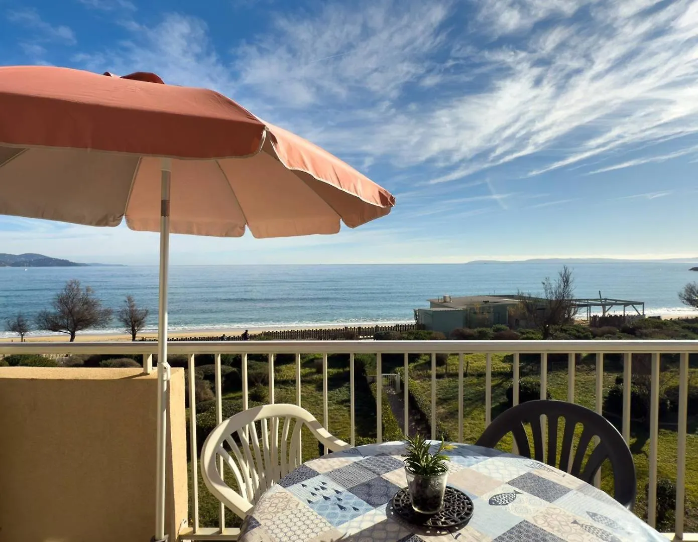 T2 Pied Dans L'Eau- Vue Mer- Proche Commerces Le Lavandou France